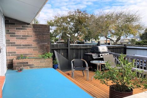 Photo of property in 3/50 Old Lake Road, Narrow Neck, Auckland, 0624