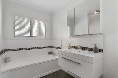 Photo of property in 15 Dalwhinnie Parade, Highland Park, Auckland, 2010