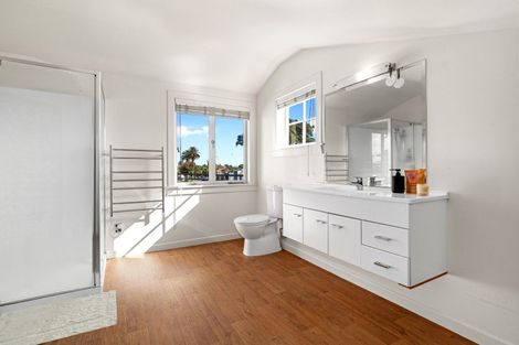 Photo of property in 204a Devonport Road, Tauranga, 3110