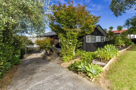 Photo of property in 15 Welland Place, Hillcrest, Auckland, 0627