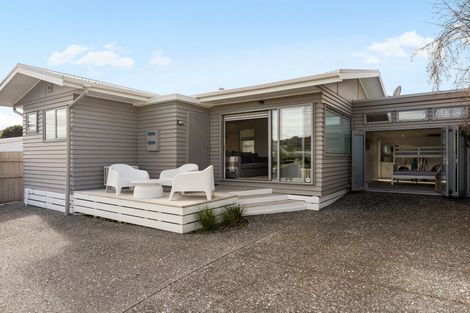 Photo of property in 220a Ocean Road, Whangamata, 3620