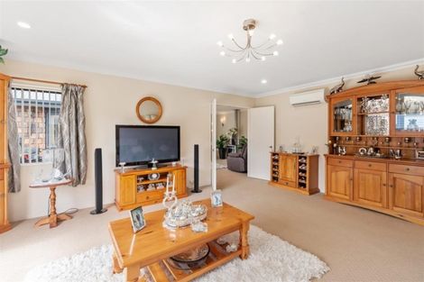 Photo of property in 6 Barry Curtis Place, Levin, 5510