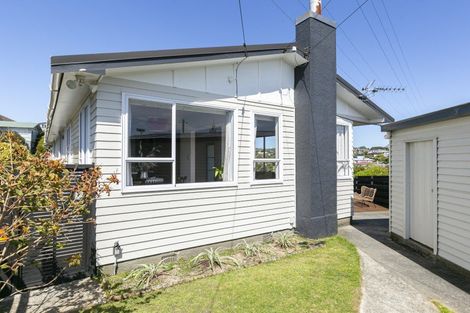Photo of property in 27 Brooker Grove, Newlands, Wellington, 6037