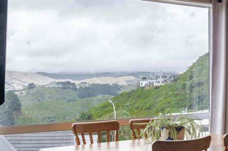 Photo of property in 52 Colchester Crescent, Newlands, Wellington, 6037