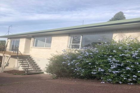 Photo of property in 2/7 Malters Place, Browns Bay, Auckland, 0630