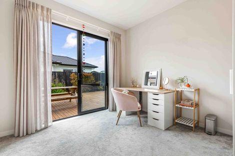 Photo of property in 16 Sir Lincoln Drive, Kumeu, 0810