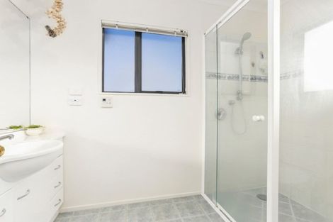 Photo of property in 4 Northcross Drive, Oteha, Auckland, 0632