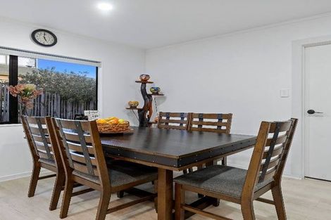 Photo of property in 2/27 Mallard Place, Unsworth Heights, Auckland, 0632