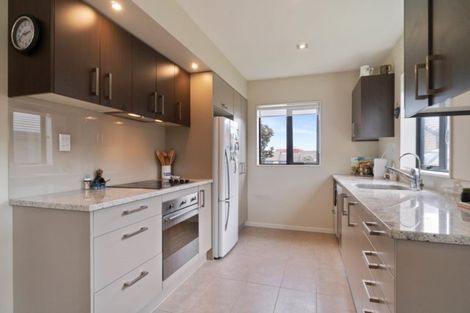 Photo of property in 26 Royalle Mews, Botany Downs, Auckland, 2010