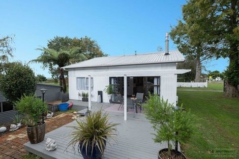 Photo of property in 18 Castle Street, Eltham, 4322