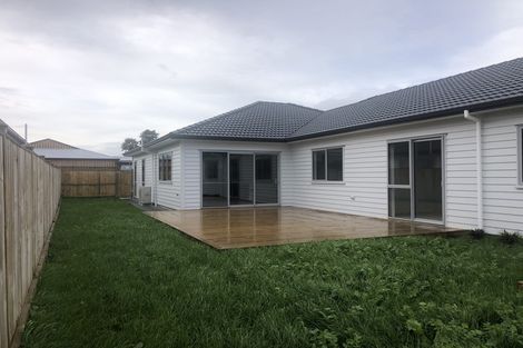 Photo of property in 18 Gilbransen Road, Kumeu, 0810
