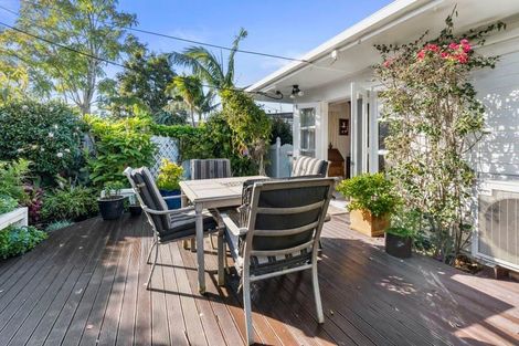 Photo of property in 1/290 East Coast Road, Forrest Hill, Auckland, 0620