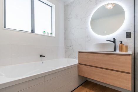 Photo of property in 1/10 Abergeldie Way, Cambridge, 3434