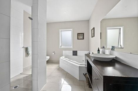 Photo of property in 42 Heretaunga Square, Silverstream, Upper Hutt, 5019