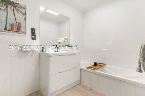 Photo of property in 33 Verdale Circle, Glen Eden, Auckland, 0602