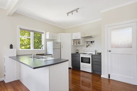 Photo of property in 22 Ranui Crescent, Khandallah, Wellington, 6035