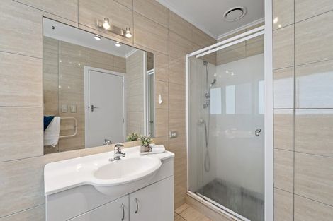 Photo of property in 1/49 Shakespeare Road, Milford, Auckland, 0620