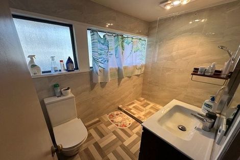 Photo of property in 1/4 Westpark Drive, West Harbour, Auckland, 0618