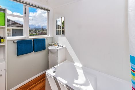 Photo of property in 76 Arimu Road, Papakura, 2110