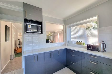 Photo of property in 176 Gossamer Drive, Pakuranga Heights, Auckland, 2010