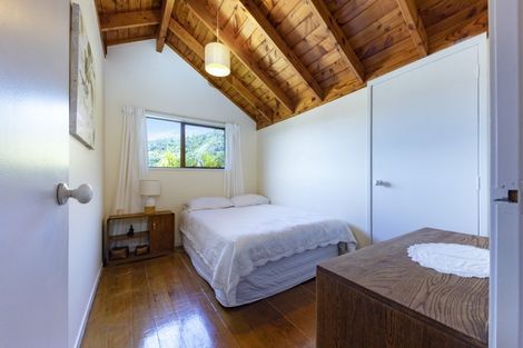 Photo of property in 46 Rayner Road, Piha, New Lynn, 0772