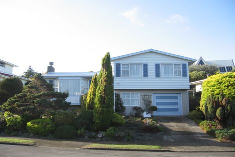 Photo of property in 110 Gloaming Hill, Titahi Bay, Porirua, 5022