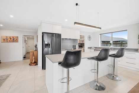 Photo of property in 14 Poutawa Lane, Clarks Beach, 2122