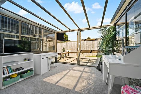 Photo of property in 1 Riviera Place, Hauraki, Auckland, 0622