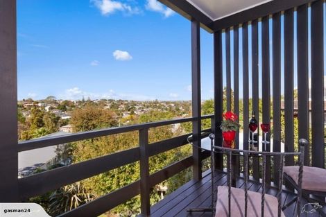 Photo of property in 15 Ravenwood Drive, Forrest Hill, Auckland, 0620