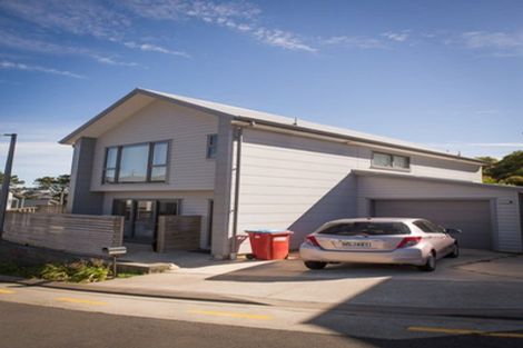 Photo of property in 8 Brindle Way, Newlands, Wellington, 6037