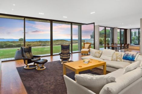 Photo of property in 33 Taumata Road, Omaha, 0986