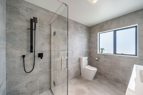 Photo of property in 8 Poto Road, Normandale, Lower Hutt, 5010