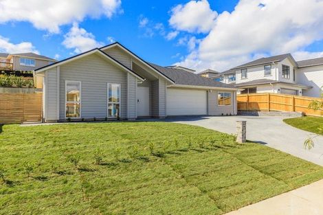 Photo of property in 18 Syd Grant Crescent, Orewa, 0931