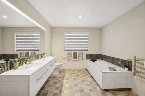 Photo of property in 12 Grove Lane, Kelvin Heights, Queenstown, 9300