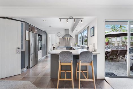 Photo of property in 16 Fernloche Place, Flat Bush, Auckland, 2016