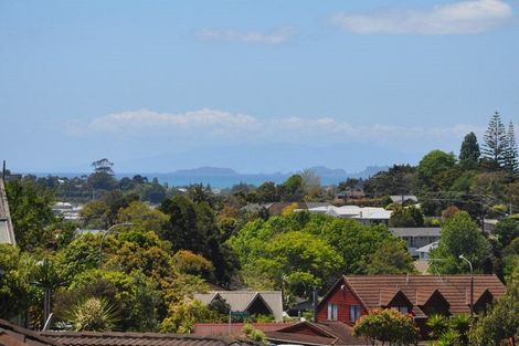 Photo of property in 2/55 Greenvalley Rise, Glenfield, Auckland, 0629