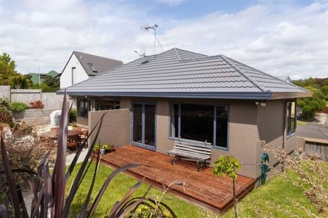 Photo of property in 11 Ruapehu Drive, Fitzherbert, Palmerston North, 4410