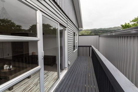 Photo of property in 30c Collins Avenue, Tawa, Wellington, 5028