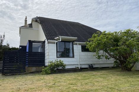 Photo of property in 10 Frances Street, Waikanae Beach, Waikanae, 5036