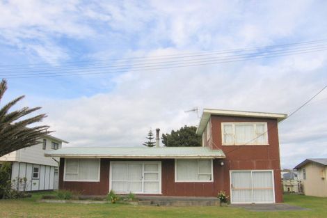 Photo of property in 14 Kent Terrace, Foxton Beach, Foxton, 4815