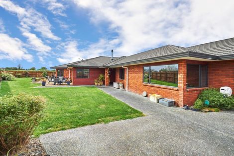 Photo of property in 14 Brookside Close, Highbury, Palmerston North, 4412