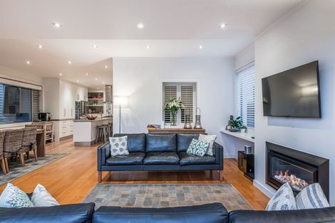 Photo of property in 5 Holiday Road, Milford, Auckland, 0620