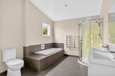 Photo of property in 61 Boord Crescent, Kumeu, 0891