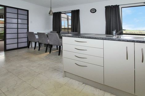 Photo of property in 136 Gloaming Hill, Titahi Bay, Porirua, 5022