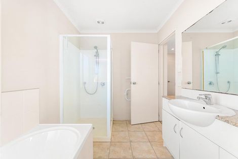 Photo of property in 42 Lilybank Crescent, East Tamaki, Auckland, 2013