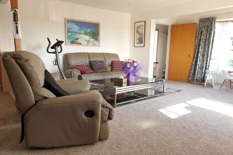 Photo of property in 16 Goldfinch Rise, Unsworth Heights, Auckland, 0632