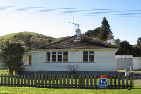 Photo of property in 6 Station Road, Hunterville, 4730