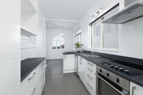 Photo of property in Devonport Apartments, 30/127 Saint Aubyn Street, New Plymouth, 4310