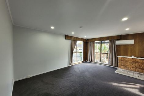 Photo of property in 2 Massine Place, Randwick Park, Auckland, 2105
