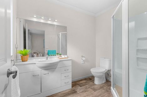 Photo of property in 11 Miami Place, One Tree Point, 0118